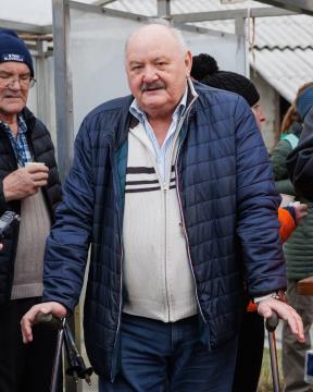 Domačin Tonjo Janežič pripoveduje pohodnikom o vasi Zarečje